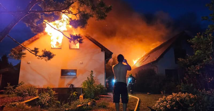 Cserkésztársaink villámsújtotta házának újjáépítése